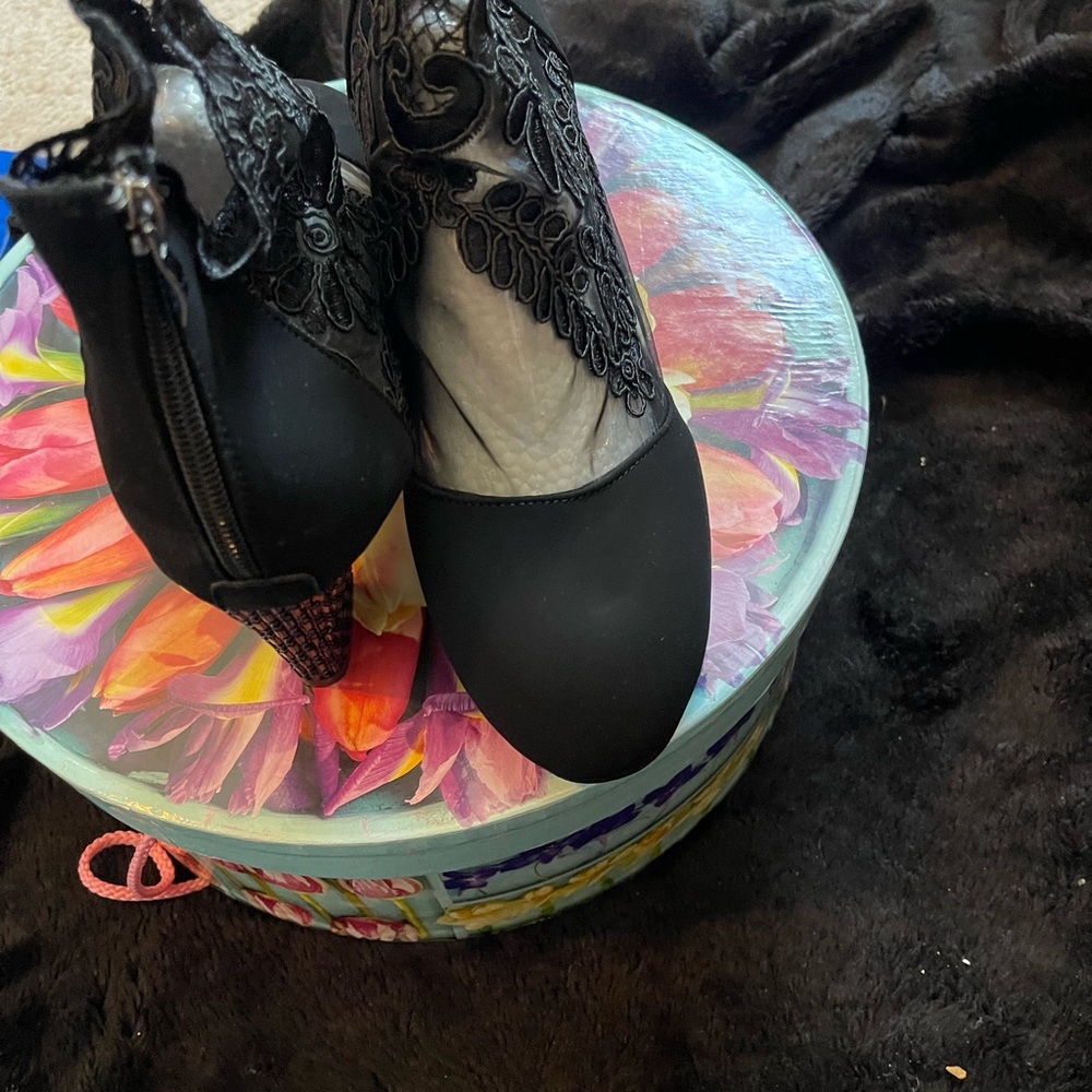 Elegant Black Lace Women's Shoes